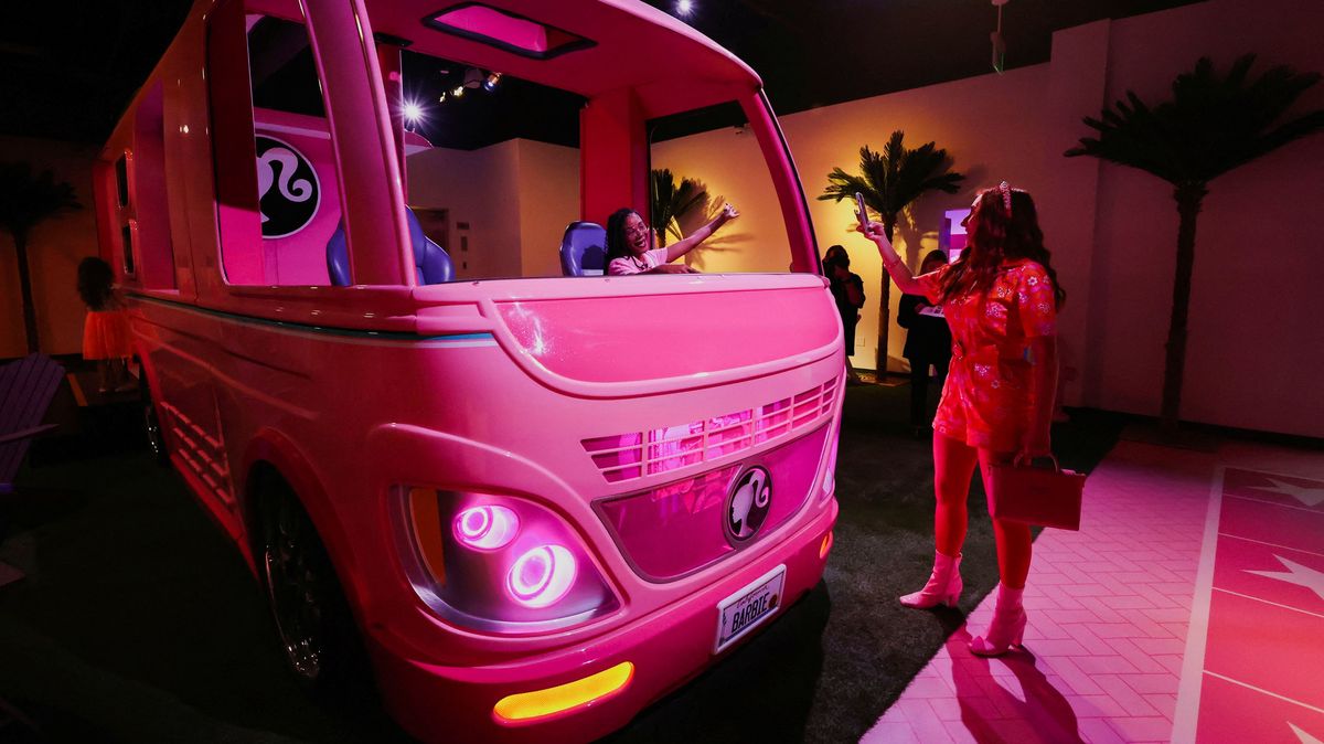 FOTO: Růžový Svět Barbie se otevře v Los Angeles